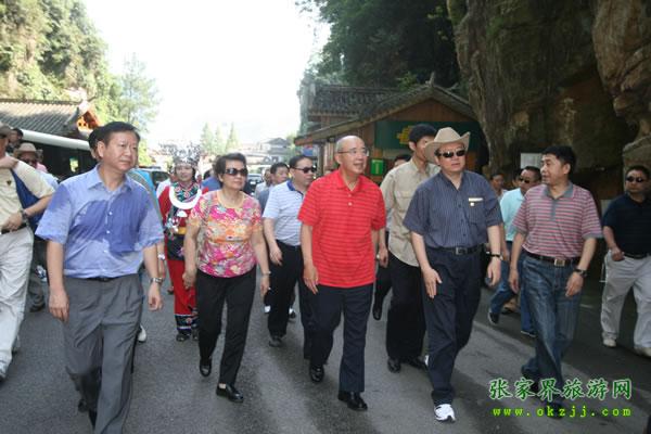 張家界市委書記胡伯?。ㄗ笠唬┡阃瑖顸h主席吳伯雄（正中）前往梯瑪神歌劇場